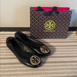 Tory Burch / Reval Flats / Gold Emblem / Navy Patent Leather / 6.5